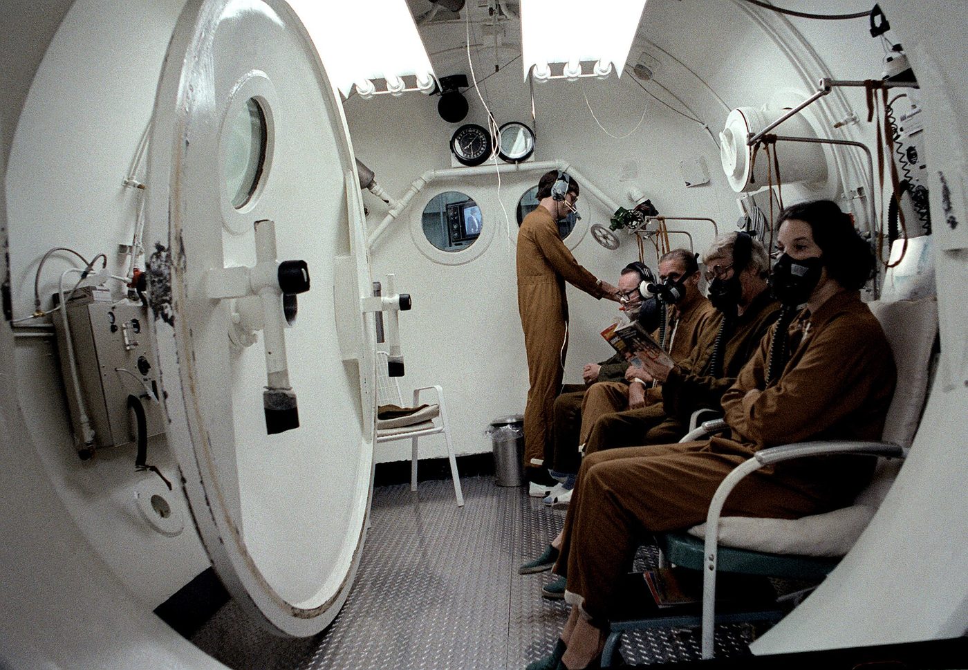Pasien sedang menjalani terapi di dalam ruang hiperbarik (hyperbaric chamber).