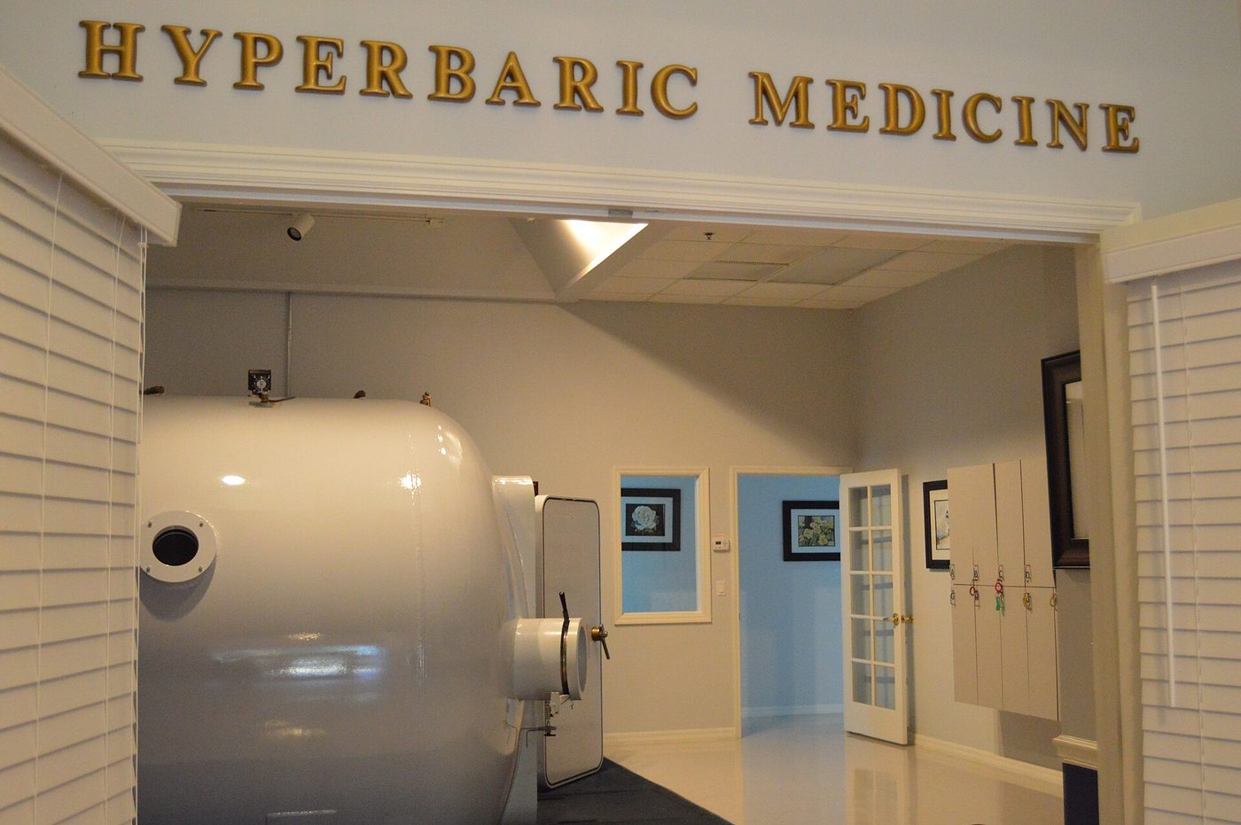 Ruang kamar tempat dokter menjalankan praktik kedokteran hiperbarik.