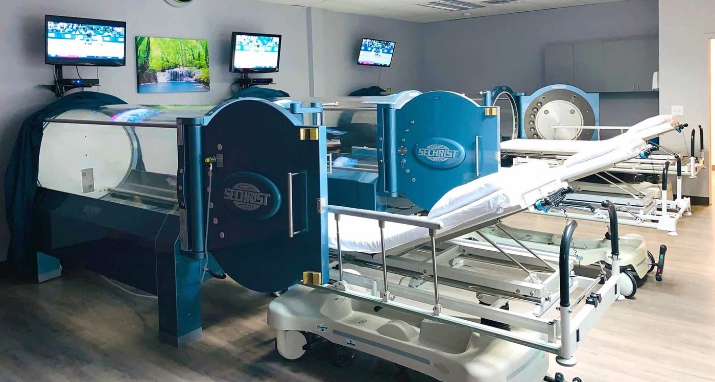 Tiga unit hyperbaric chamber yang digunakan untuk terapi oksigen hiperbarik.