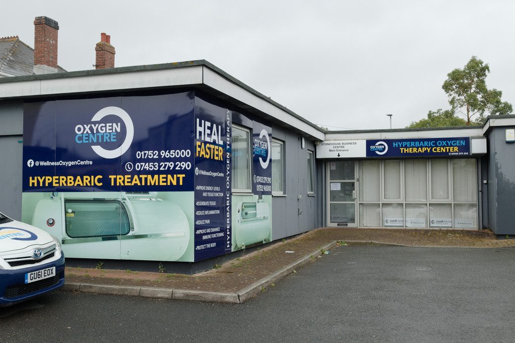 Ruang layanan terapi oksigen hiperbarik (Hyperbaric Oxygen Therapy Centre).
